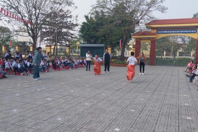 Liên đội Trường tiểu học Trịnh Xá tổ chức tiết SHDC với CĐ: “Chúng em với trò chơi dân gian”