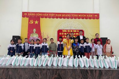 TRƯỜNG TIỂU HỌC TRỊNH XÁ – PHƯỜNG LIÊM TUYỀN TỔ CHỨC SƠ KẾT HKI VÀ TRAO QUÀ CHO HỌC SINH CÓ HOÀN CẢNH KHÓ KHĂN TỪ CHƯƠNG TRÌNH “QUỸ HŨ GẠO TÌNH THƯƠNG – TIẾP BƯỚC TỚI TRƯỜNG”